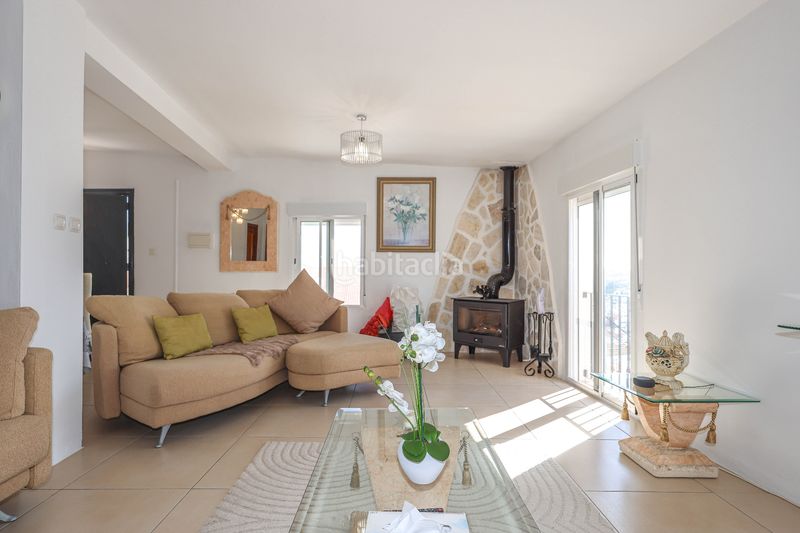 Foto d7a3fb7b-5e75-44f1-8f79-df4576ad7034. Casa adossada a Tolox