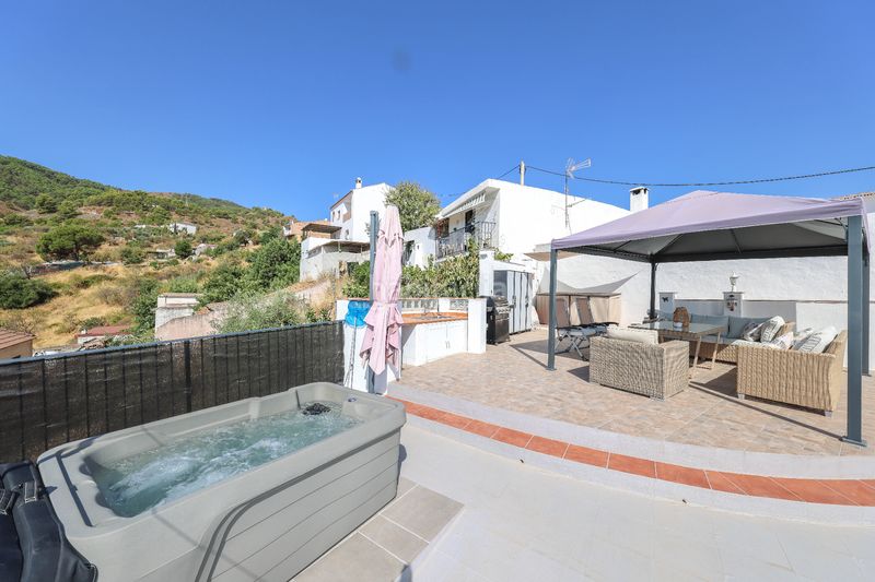 Foto dc2ffb98-eb62-44ba-9f8f-8e7db2c36e05. Casa adossada a Tolox