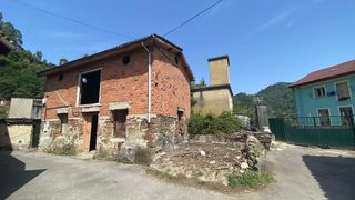 House  Villar. Cuadra para rehabilitar y terreno, en sotrondio. asturias.