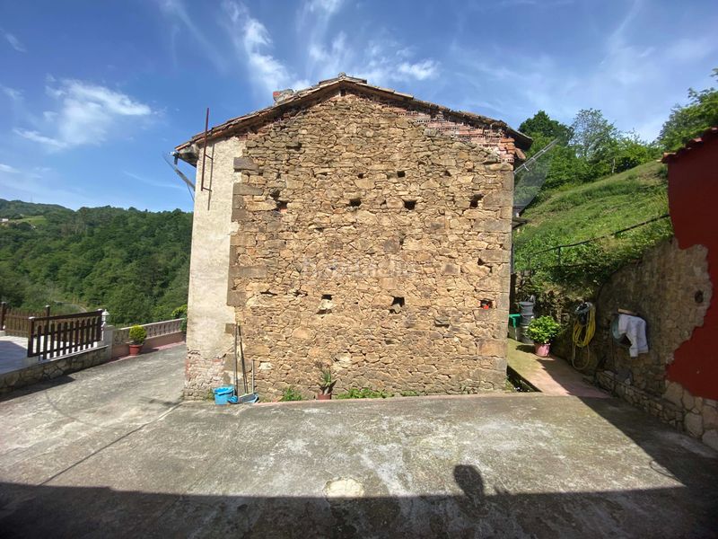 Foto a43a6122-63dd-441e-9bff-b15acdc2903a. Casa adossada a Bimenes