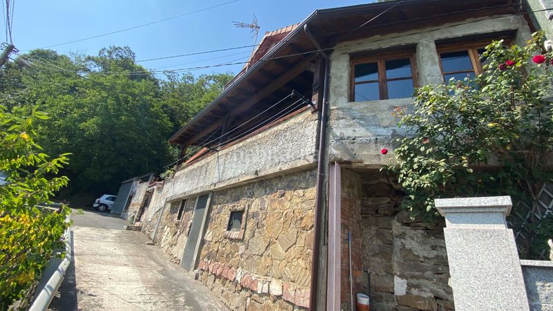 Foto c7c6738a-57cb-42e7-9273-c28fe4ff293e. Casa amb xemeneia a Zona Rural Mieres