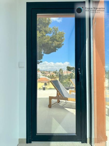 Foto c2ee8ca9-d8a4-4daf-b2c3-a3c3e0861f81. Casa adossada amb aparcament piscina a Pueblo Calp