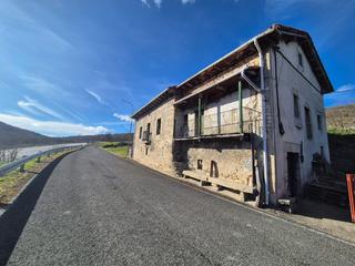 House in Valle de Mena. Casa con 10000m2  de terreno