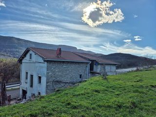 Haus in Valle de Mena. Casa con 10000m2  de terreno