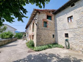 Maison jumelée à Valle de Mena. Casa de pueblo para reformar