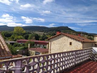 Casa adossada a Villarcayo de Merindad de Castilla la Vieja. En venta casa de piedra con bar