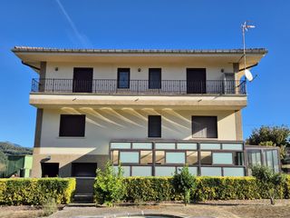 Maison à Valle de Mena. Espectacular casa en valle de mena con piscina y viñedos por 479