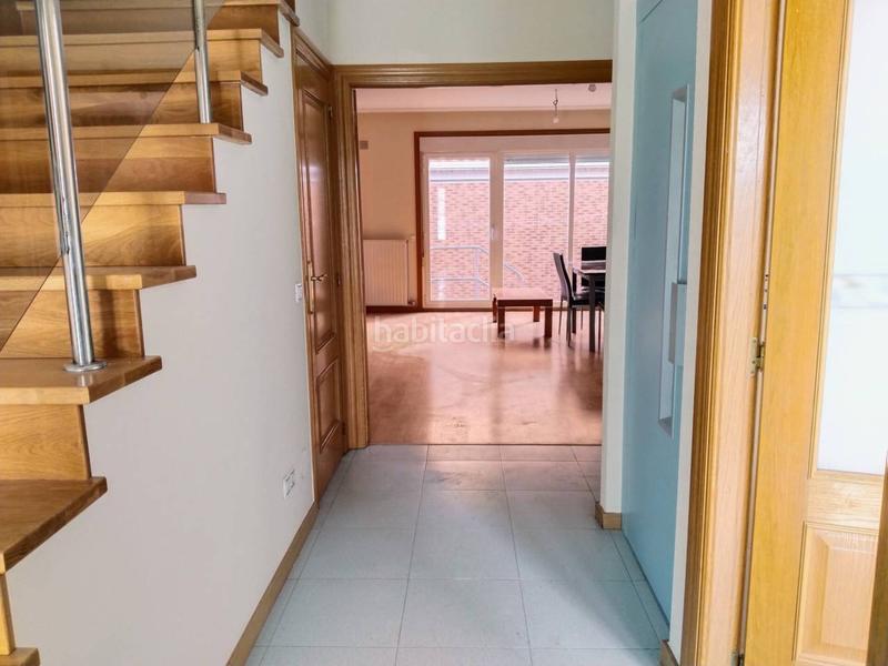 Foto 0ed470fa-8a1a-4961-8b4c-5ccb853c1611. Casa aparellada amb calefacció a Villafría - La Ventilla - Castañares Burgos