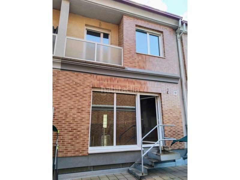 Foto 9ad9eb64-5a8a-4038-bd9e-bc71e2833ba2. Casa aparellada amb calefacció a Villafría - La Ventilla - Castañares Burgos