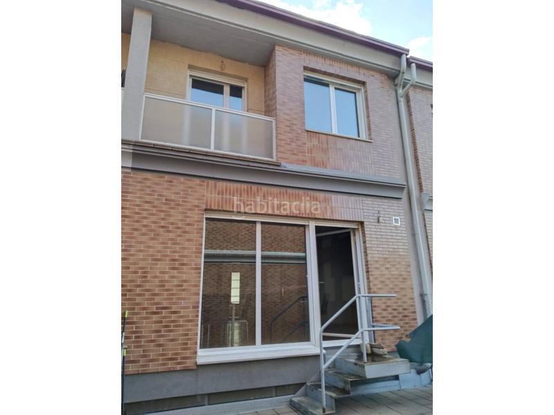 Foto a612ff6a-ff21-4af2-9ebc-0d589c6b1238. Casa aparellada amb calefacció a Villafría - La Ventilla - Castañares Burgos