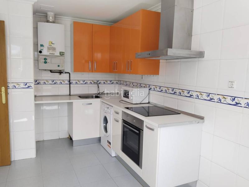 Foto d8b104a0-e662-46af-8363-d79ed7b25f24. Casa aparellada amb calefacció a Villafría - La Ventilla - Castañares Burgos