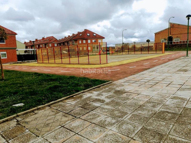 Foto db72f320-de51-43bc-bec0-00a6cc4f52a6. Casa aparellada amb calefacció a Villafría - La Ventilla - Castañares Burgos