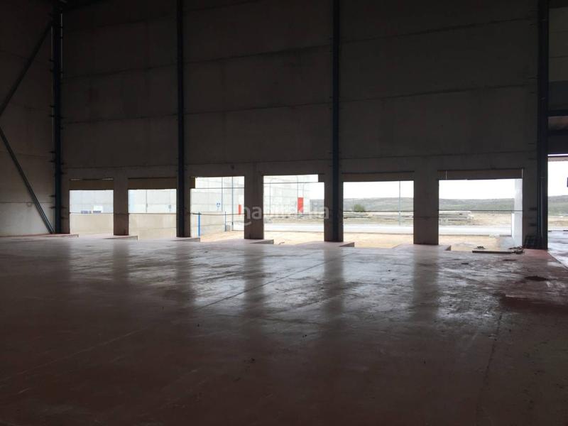 Foto dc0606b3-d946-4c2f-b2c4-c9e4df79c478. Location bâtiment à usage industriel dans Borox