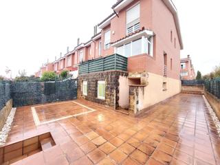 Maison jumelée à Llanera. Chalet adosado en la urbanización de soto de llanera