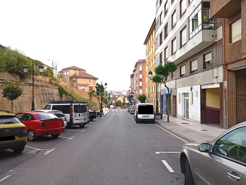 Foto c9d4c86a-8332-4f66-ad60-501235b0eeeb. Aparcament cotxe a calle gregorio marañon 23 a Vallobín Oviedo
