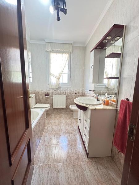 Foto 0a676dec-2024-489e-b3cc-9cfe648553f3. Casa pareada chalet pareado en venta en barrio mioño. en Castro - Urdiales