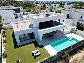 House in Puerto Vera. Villa se vende en vera playa