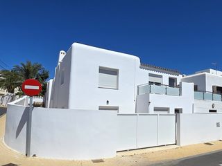 Maison à El Palmeral. Villa se vende en mojacar