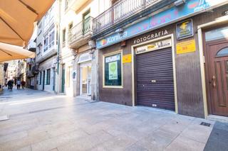 Lloguer Local Comercial  N/a. Excelente situación para la actividad comercial, con espacio par
