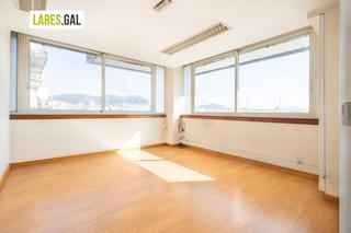 Lloguer Local Comercial  Avenida de bueu. Oficina en el centro de cangas