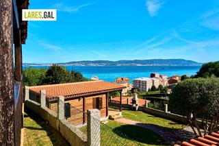 Finca rústica  Lugar as means. Parcela con cabañas de madera y vistas al mar en bueu