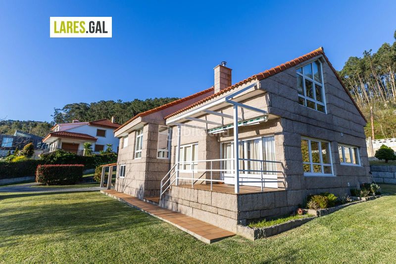 Foto 599eda7c-e90b-4cf2-a3ad-f78cb43415e1. Chalet casa de piedra en serra poñente con jardín en Cangas