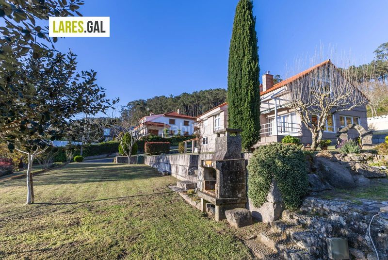 Foto 5e8f2346-7aca-4cb7-bbb5-1557dc2c58de. Chalet casa de piedra en serra poñente con jardín en Cangas