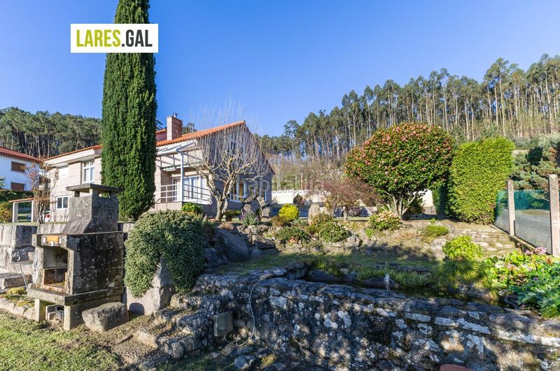 Foto 5f2ced8b-4a92-46e5-94ee-fd19cf03df26. Chalet casa de piedra en serra poñente con jardín en Cangas