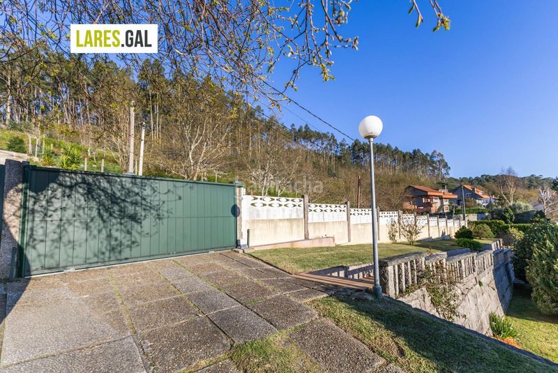 Foto a9fe27bb-8571-42fe-aa23-350518d5d16e. Chalet casa de piedra en serra poñente con jardín en Cangas