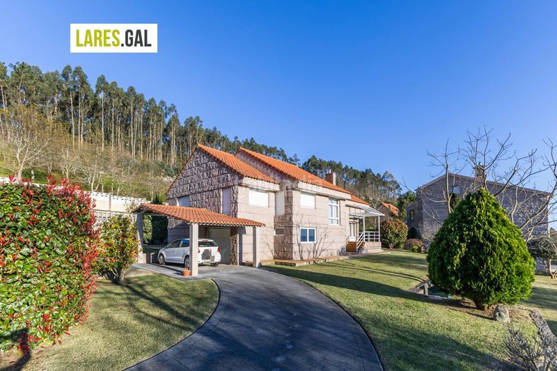 Foto f1aa2b94-f0a2-4dba-aba0-53941f09052c. Chalet casa de piedra en serra poñente con jardín en Cangas