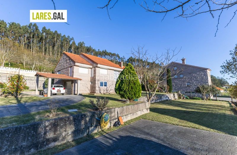 Foto fbbace2a-837c-47e4-a449-3acb2db1c183. Chalet casa de piedra en serra poñente con jardín en Cangas