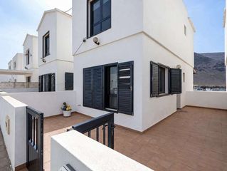 Chalet à Orzola. Triplex de 2 dormitorios y sótano en órzola, con terrazas y vist