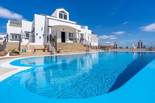 Chalet à Tías pueblo. Descubre esta impresionante villa en tías! con 3 dormitorios y 4