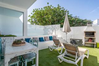 Casa a Playa Honda. Propiedad de 3 apartamentos en playa honda