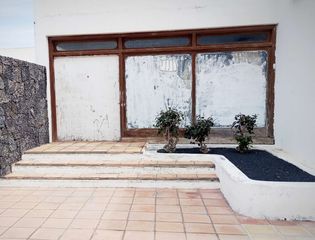 Miete Geschäftsraum in Avenida de las palmeras 28. Impresionante local en alquiler. costa teguise.