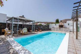 Chalet en Yaiza pueblo. Villa exclusiva con piscina privada y apartamento independiente