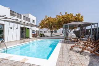 Xalet en Yaiza pueblo. Villa exclusiva con piscina privada y apartamento independiente
