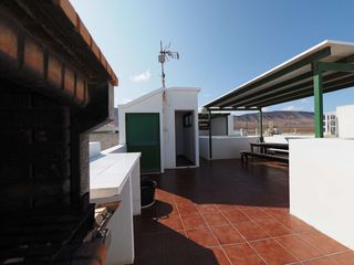 Etagenwohnung in Caleta de Famara. Oportunidad única de vivir en famara con amplia azotea privada