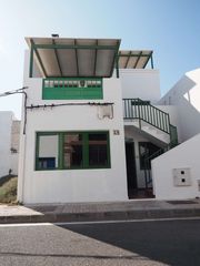 Casa in Caleta de Famara. Oportunidad única edificio en caleta de famara con dos viviendas