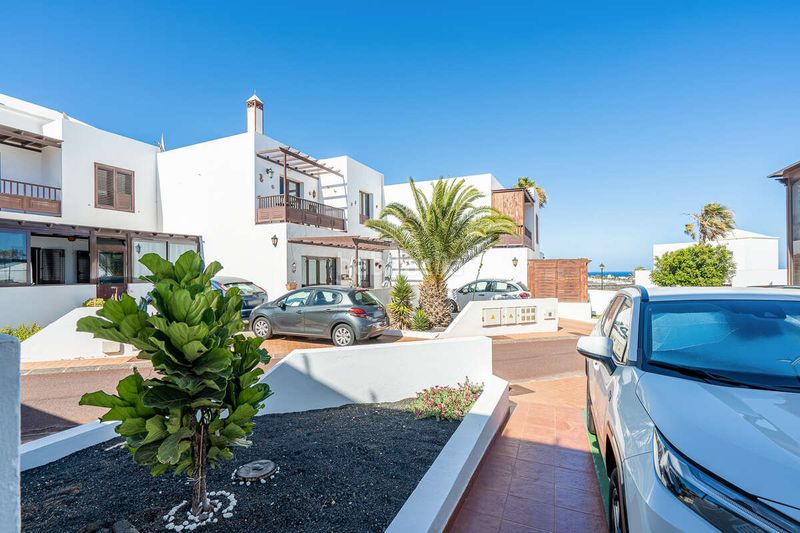 Foto d7dc23fc-f5cc-441f-be71-454d7fb60d40. Duplex con parcheggio piscina in costa Teguise Teguise