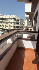 Pis a Centro - La Vega Alta. Potencial piso divido en dos apartamentos y un estudio.