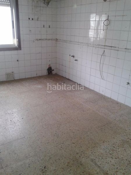 Foto a86932bc-a912-46c6-9bdf-afc9f2f3fdc5. Casa aparellada amb aparcament a Lavadores Vigo