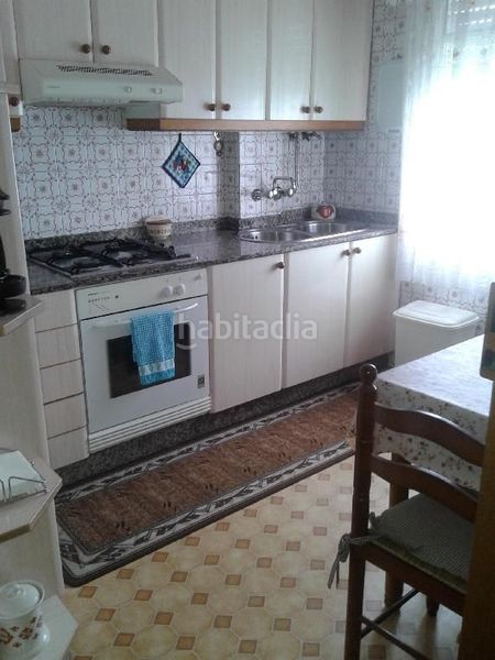 Foto da0d1beb-a7df-4f57-9a31-4b932e527b60. Casa aparellada amb aparcament a Lavadores Vigo