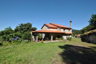 Casa  Rúa da serra poñente. Casa con finca en darbo