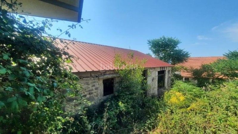 Foto b8e72bfe-203d-47f7-82b4-9badfaba706a. Casa aparellada a Covelo (O)