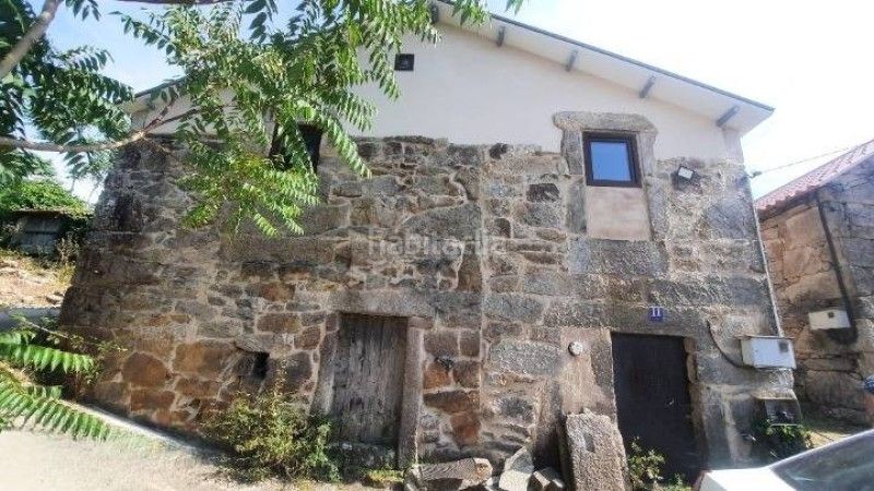 Foto bc21f8ea-fef9-4fcb-aae9-a841025c54a5. Casa aparellada a Covelo (O)
