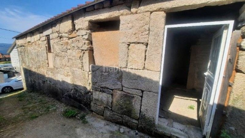 Foto f50813ce-032c-4020-89a8-3772e453b6ea. Casa aparellada a Covelo (O)