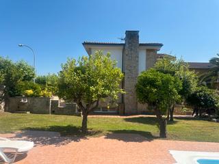 Xalet a Avenida de raices 7. Casa con piscina en salinas