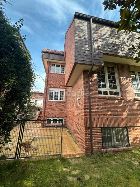 Foto 60df101f-e35e-4159-af09-ba12a44226fc. Chalet in calle bernardo álvarez galán 46 in Salinas Castrillón