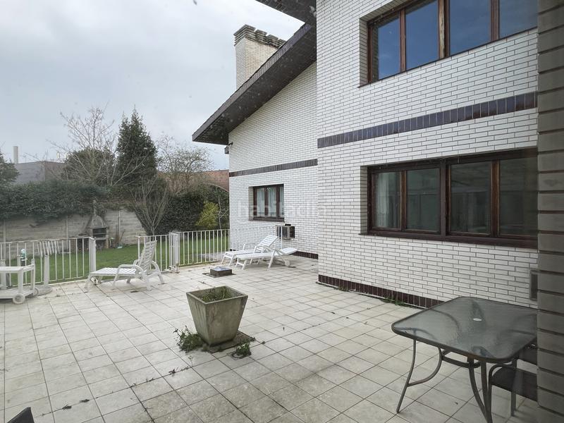 Foto e7d3c9ec-f6bc-4633-8960-8b3a8d5180e4. Casa amb calefacció aparcament piscina a Somió Gijón